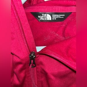 THE NORTH FACE ZIP UP HOODIE
WOMENS
SIZE M